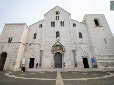 Ma andiamo ad ammirare i due portali, partendo da quello della facciata principale che si affaccia su piazza San Nicola